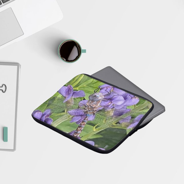 Libel met blauwe ogen op paarse bloemen laptop sleeve (In Situ)