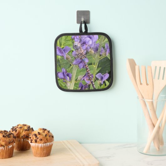 Libel met blauwe ogen op paarse bloemen pannenlap (Insitu(Ophanging))