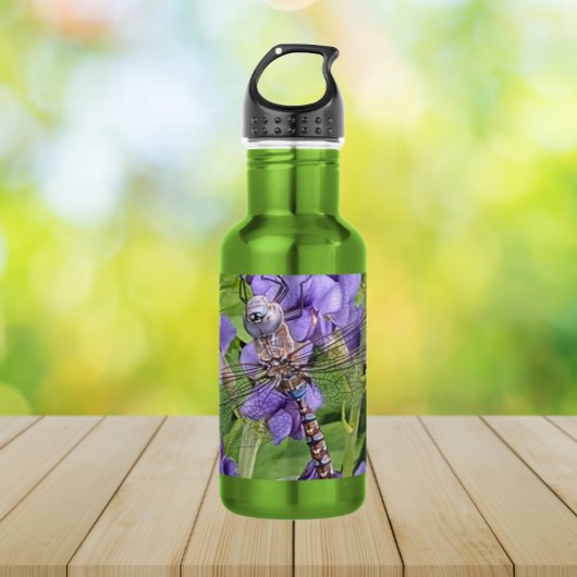 Libel met blauwe ogen op paarse bloemen waterfles
