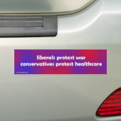 liberalen tegen conservatieven bumpersticker (Op auto)