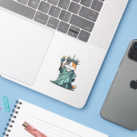 Liberty Kat – Cat als Vrijheidsbeeld Sticker (Laptop met iPhone)