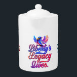 Liberty's Legacy Lives - Elegant vogelontwerp - Theepot<br><div class="desc">Vier de blijvende geest van vrijheid met dit prachtige 'Liberty's Legacy Lives'-ontwerp. Een tijdloze, elegante zin vangt op kunstige wijze de essentie van vrijheid, vergezeld van een prachtig vervaardigde vliegende vogel die hoop, veerkracht en vrijheid symboliseert. Dit ontwerp is gedrukt met aandacht voor detail, perfect voor degenen die onafhankelijkheid en...</div>