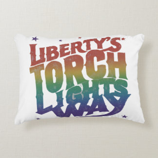 "Liberty's Torch Lights Way" Accent Kussen