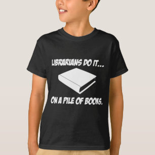 Libibliothecarissen doen het... Op een stapel boek T-shirt