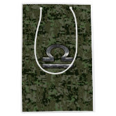 Libra Zodiac Sign on olijfgroene digitale camo Medium Cadeauzakje (Voorkant)