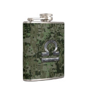 Libra Zodiac Symbol op Green Digital Camouflage Heupfles (Rechts)