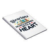 Libraren zoeken motoren met een hart notitieboek (Rechterzijde)