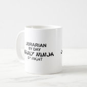 Librarian Deadly Ninja bij nacht Koffiemok (Voorkant links)