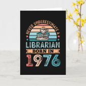 Librarian geboren in 1976 50th Birthday Book Lover Kaart (Gele Bloem)