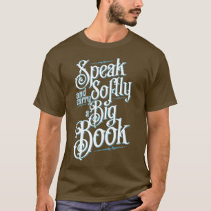 Librarian spreekt zacht en draagt een grote boeken t-shirt
