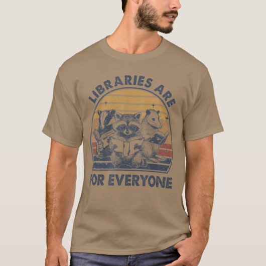 Libraries Are For Everyone Racoon Read Banned Book T-shirt (Voorkant)