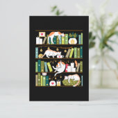 Library cats - whimsical cats on the book shelves bedankkaart (Staand voorkant)