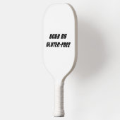 Lichaam door glutenvrij wit handvat met wit pickleball paddle (Links)