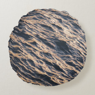 Lichaam van het water overdag rond kussen