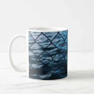 Lichaam van het water vóór de kettingkoppelomheini koffiemok