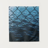 Lichaam van het water vóór de kettingkoppelomheini wandkleed (Voorkant)