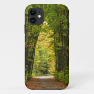Licht aan het einde van een tunnel van bomen iPhone 11 hoesje