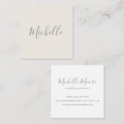 Licht beige bruine feminine minimalistisch vierkante visitekaartje (Voorkant / Achterkant)