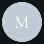 Licht blauw | Bruiloft Monogram Ronde Sticker<br><div class="desc">Deze eenvoudige en moderne bruiloft sticker beschikt over een trendy,  licht stoffige blauwe achtergrond met uw initiaal in elegante witte tekst,  en een bijpassende witte ronde lijst. Het is gemaakt om perfect te coördineren met onze "subtiele waterverf rozen" bruiloft collectie.</div>