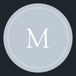 Licht blauw | Bruiloft Monogram Ronde Sticker<br><div class="desc">Deze eenvoudige en moderne bruiloft sticker beschikt over een trendy,  licht stoffige blauwe achtergrond met uw initiaal in elegante witte tekst,  en een bijpassende witte ronde lijst. Het is gemaakt om perfect te coördineren met onze "subtiele waterverf rozen" bruiloft collectie.</div>