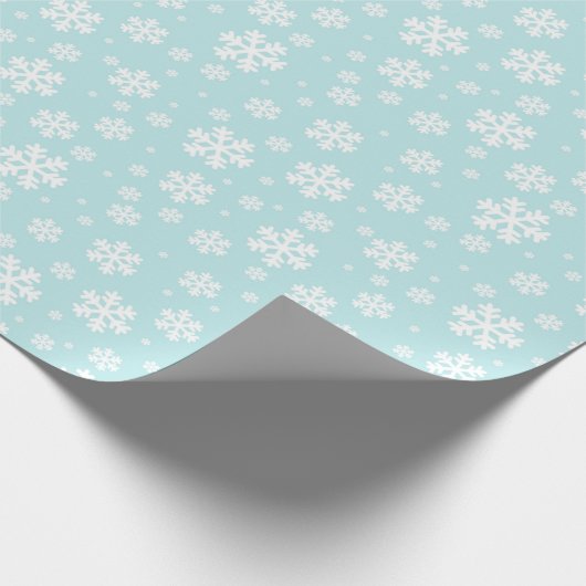 Licht blauw en witte feestelijke kerstsnowflakes cadeaupapier (Hoek)