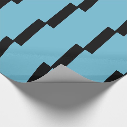 Licht blauw en zwart gestreept omslagpapier cadeaupapier (Hoek)