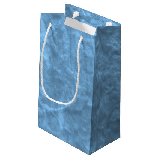 Licht blauw getextureerd papier klein cadeauzakje (Achterkant Gekanteld)