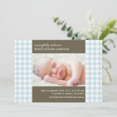 Licht blauw Houndstooth Pattern Baby Birth Aankondiging (Staand voorkant)