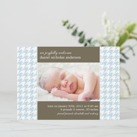Licht blauw Houndstooth Pattern Baby Birth Aankondiging (Staand voorkant)