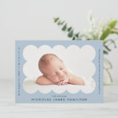 Licht Blauw Modern Scalloped Photo Lijst Birth Aankondiging (Staand voorkant)