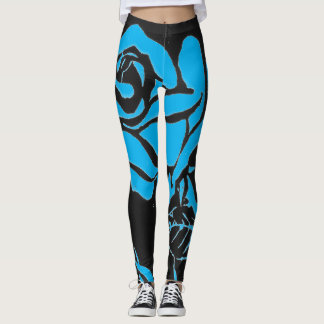Licht blauw roos met houten doorsnede op een zwart leggings