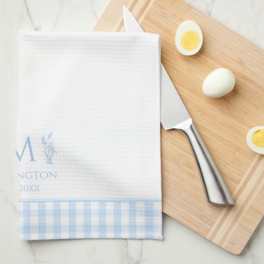 Licht Blauw & Wit Gingham Aangepaste Monogram Naam Theedoek (Quarter Fold)