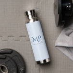Licht Blauwe Kassy Initialen en Naam Waterfles<br><div class="desc">Deze eenvoudige, minimalistische lichtblauwe waterfles met aangepaste naam kan een perfect cadeau zijn! Pas het gemakkelijk aan met jouw naam en monogram. U kunt de kleuren van achtergrond en doopvont ook veranderen, enkel klik op "uitgeven gebruikend ontwerphulpmiddel".</div>
