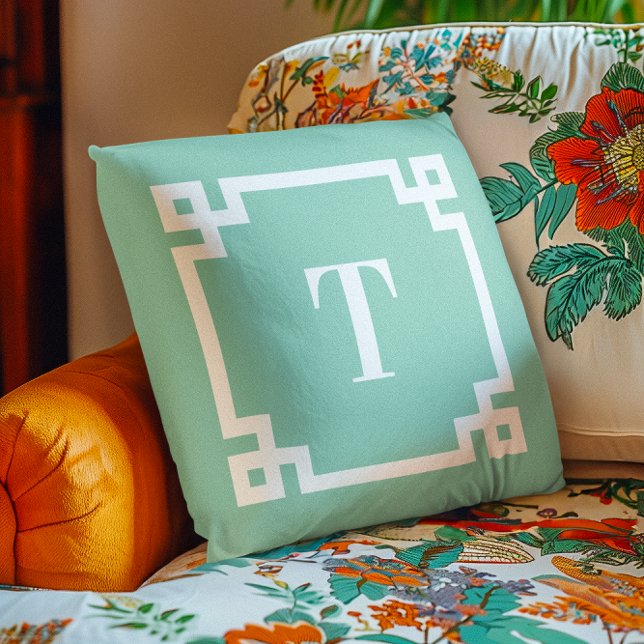 Licht Blauwgroen en Wit Grieks Key Border Monogram Buitenkussen (Light Teal and White Greek Key Border Monogram Outdoor Pillow)