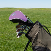 Licht Blauwgroen Monogram & Witte Naam op Paarse Golfheadcover (Insitu)
