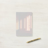 Licht door openingen in gaasvensters post-it® notes (Op bureau)