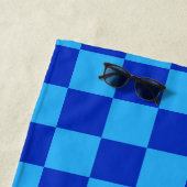 Licht en donkerblauw checker ontwerp strandlaken (In situ)
