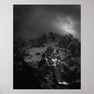 Licht en duisternis bij bergen poster