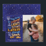 Licht en latkes Een foto Chanoeka Feestdagenkaart<br><div class="desc">Deze one-photo kaart,  beschikt over een heldere en kleurrijke,  handgeschreven Chanoeka sentiment,  met latkes en lampjes van de menora. De achterkant heeft een coördinatiepatroon en er kunnen extra familiefoto's worden toegevoegd.</div>
