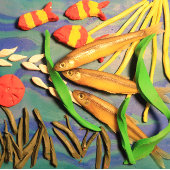 Licht geschilderde klei sculptuur van vis Folk Art Briefkaart