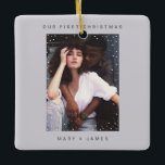 Licht grijs, eenvoudige, moderne foto's keramisch ornament<br><div class="desc">Light Grey New Year Modern Merry en Married Photo Ceramic Ornament met een minimalistisch snowfall lijst bedekking op je persoonlijke foto,  maakt een serif modern font en een sneeuwvlokpatroon achtergrond op de achterkant met aangepast kerstjaar. De versiering van de fotokeramiek is volledig aanpasbaar.</div>