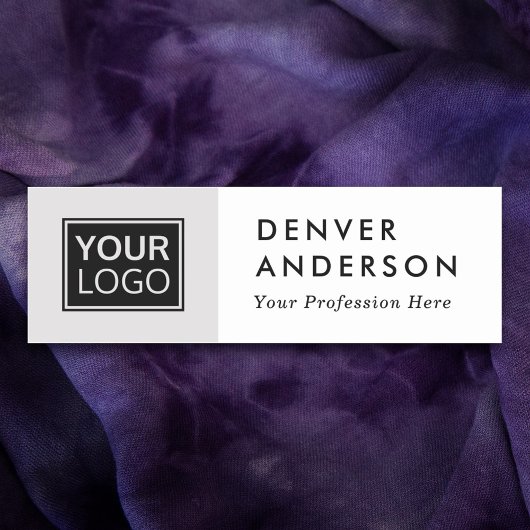 Licht grijs en wit aangepaste logo, naam en titel naamplaatje