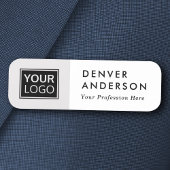 Licht grijs en wit aangepaste logo, naam en titel naamplaatje