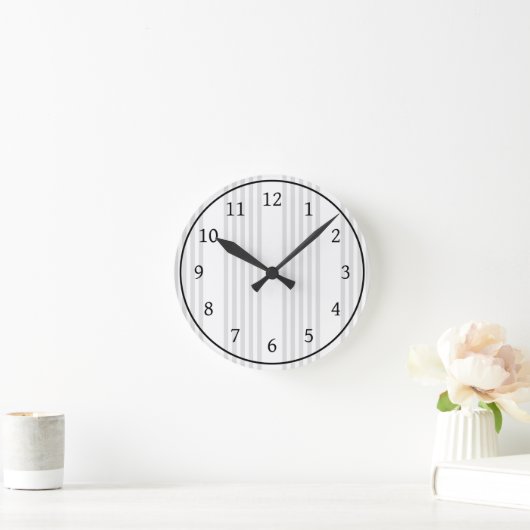 Licht grijs en wit vijf strepen patroon ronde klok (Huis)