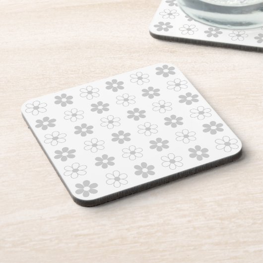 Licht grijs en witte bloemen op wit bier onderzetter (Linkerzijde)