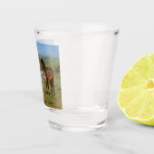 Licht grijs paard in een veld (paardachtige) shot glas (Rechts)