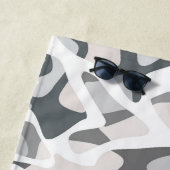 Licht grijze vlekken Abstract gevlekt patroon Strandlaken (In situ)