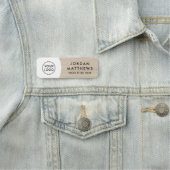 Licht hout, aangepast logo, naam en titel wit naamplaatje (In situ)