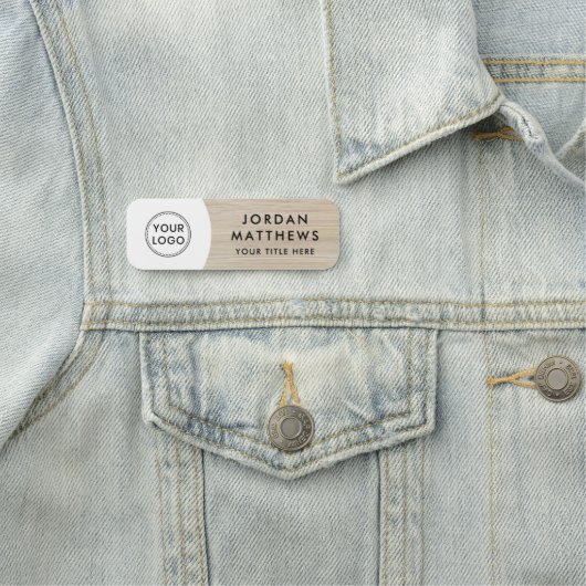 Licht hout, aangepast logo, naam en titel wit naamplaatje (In situ)