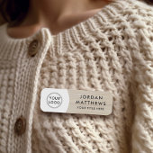 Licht hout, aangepast logo, naam en titel wit naamplaatje